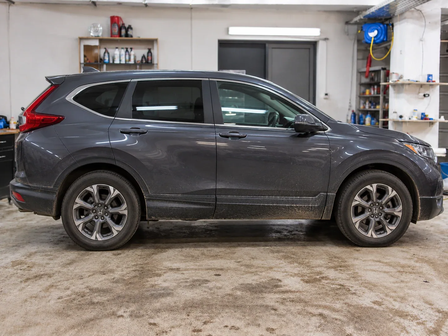 Автомобиль Honda CR-V сбоку до обработки кузова